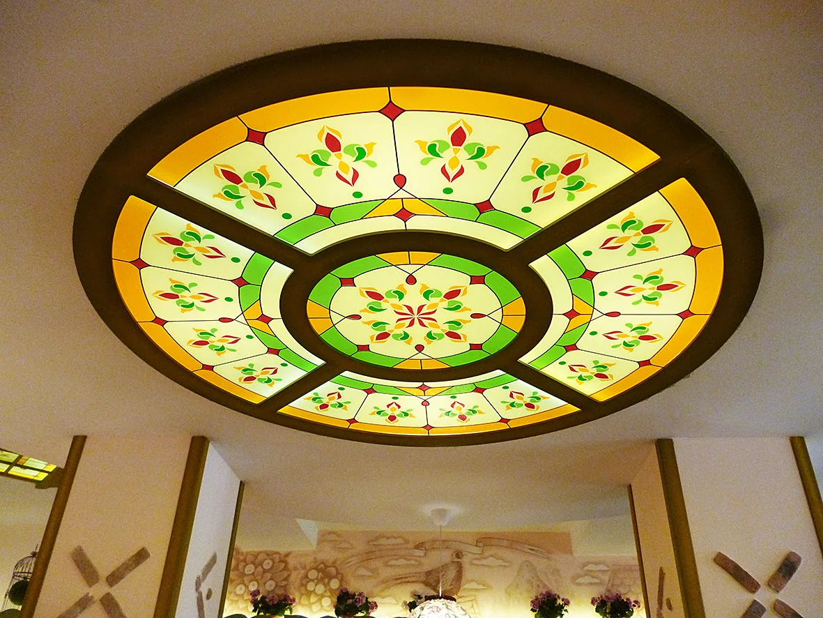 Круглый потолочный витраж в раме, интерьер главного зала ресторана "Апельсиновый Фазан"