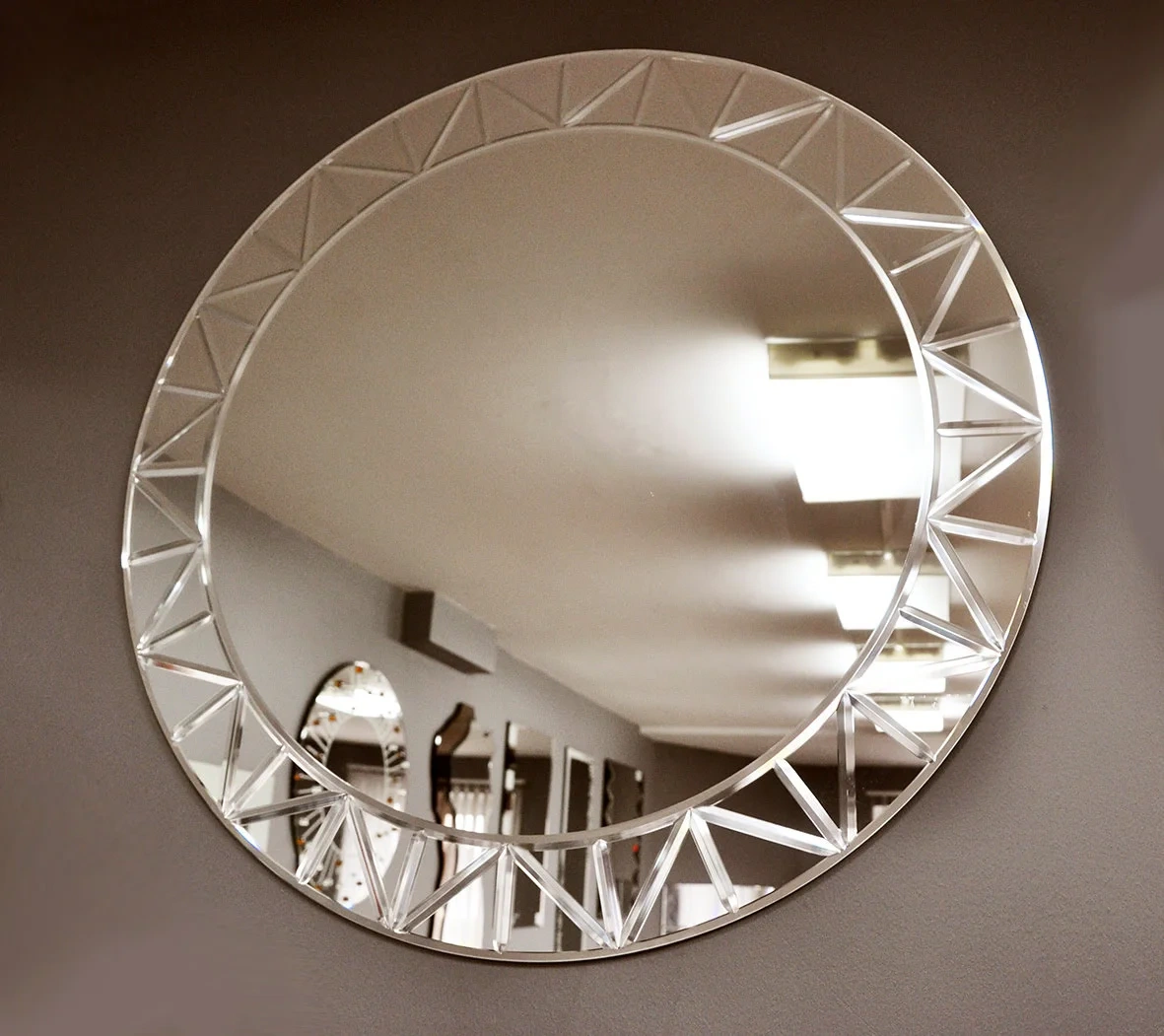 Круглое зеркало для украшения интерьера прихожей, гостиной или спальни