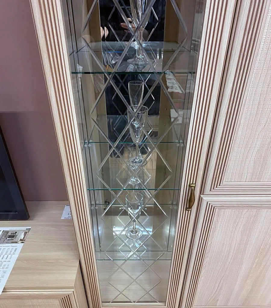 Прозрачное стекло с прямолинейной алмазной гравировкой