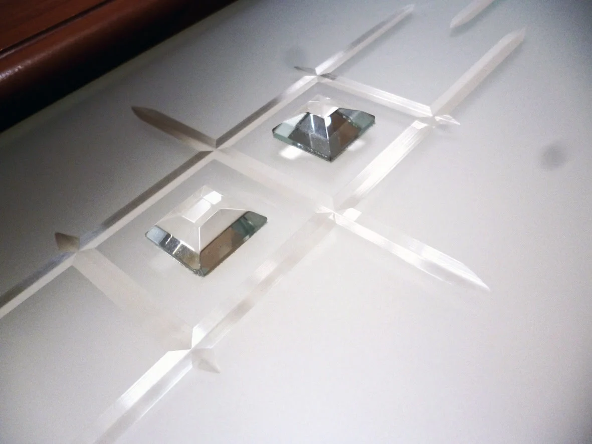 Матовое стекло с алмазной гравировкой и фацетными элементам