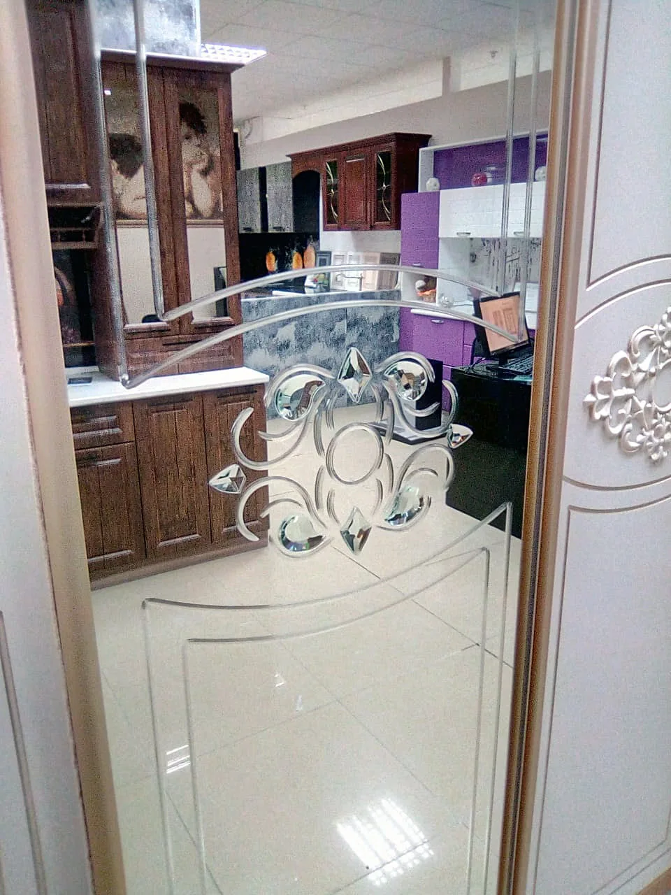 Зеркальная дверь шкафа с фигурной гравировкой