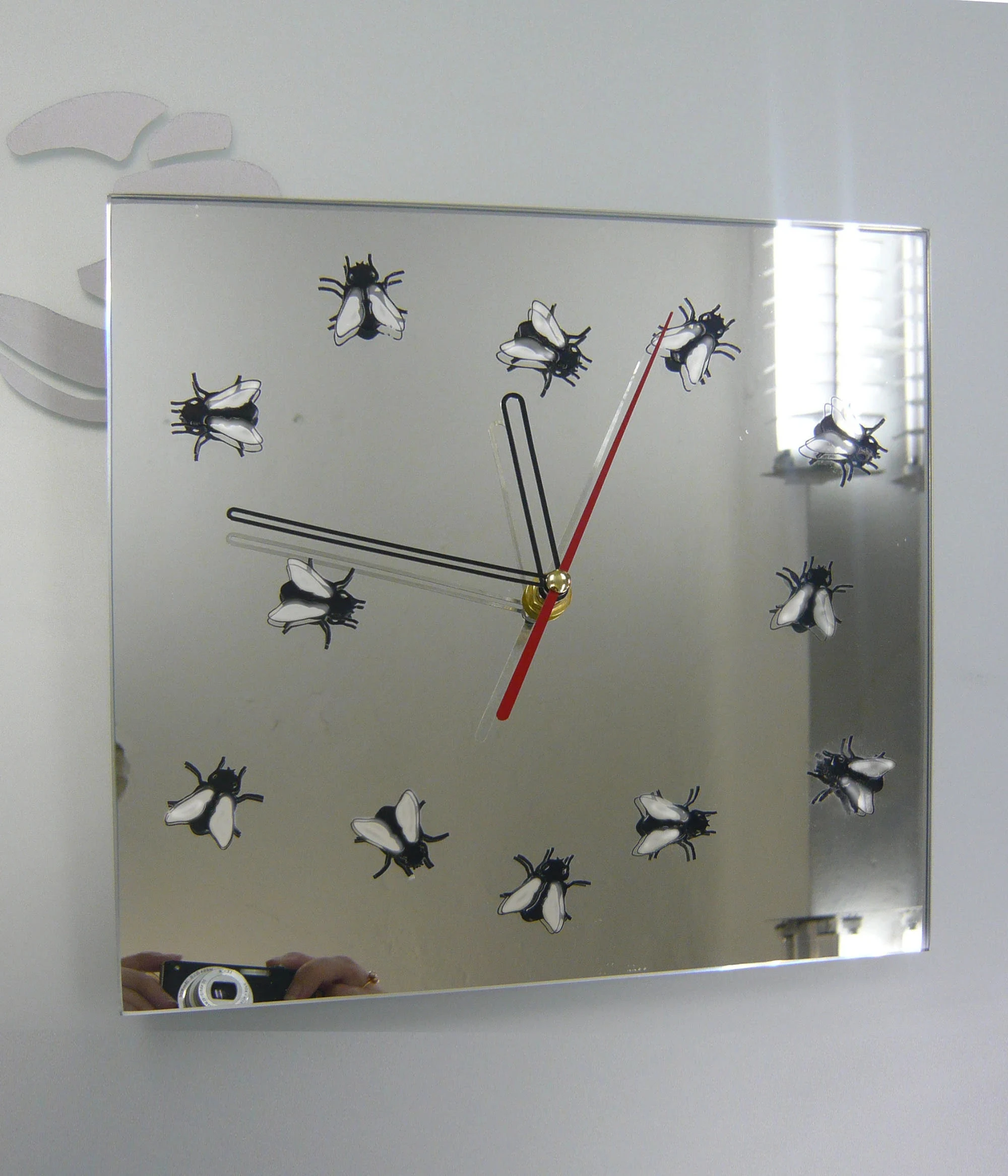 Зеркальные настенные часы - это не только необходимый предмет быта, но и изысканный аксессуар. Цена 5000р.