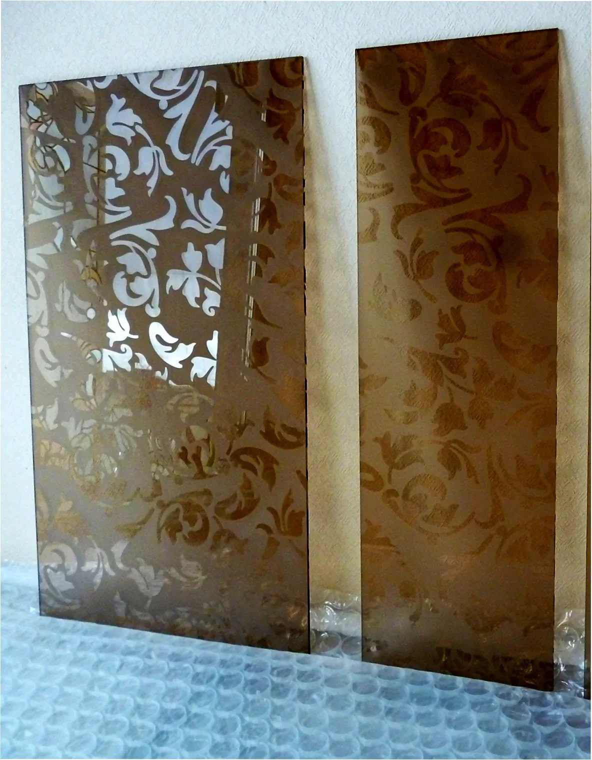 Красивое узорчатое стекло с цветочным рисунком, созданным с применением матирования