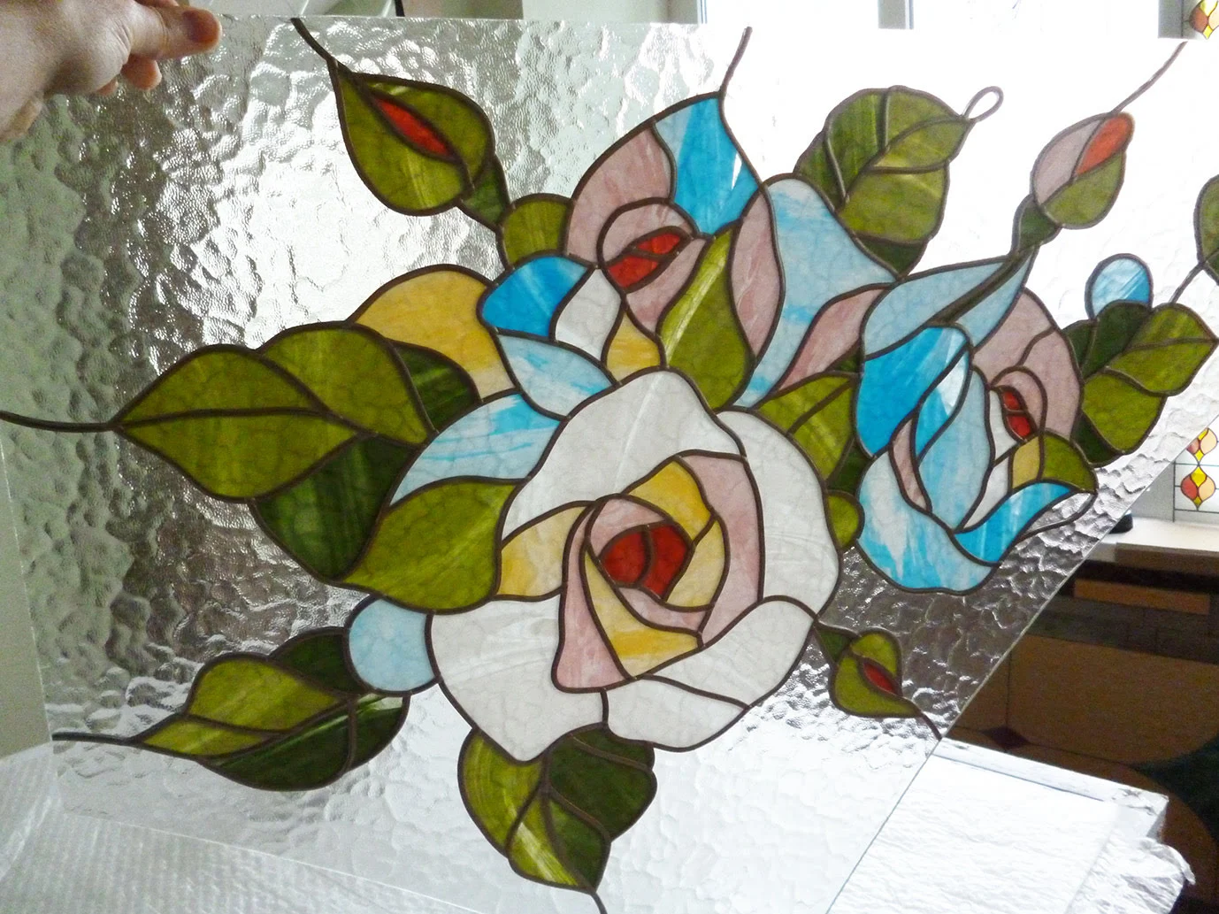 Витражное стекло для барной стойки с цветочным сюжетом