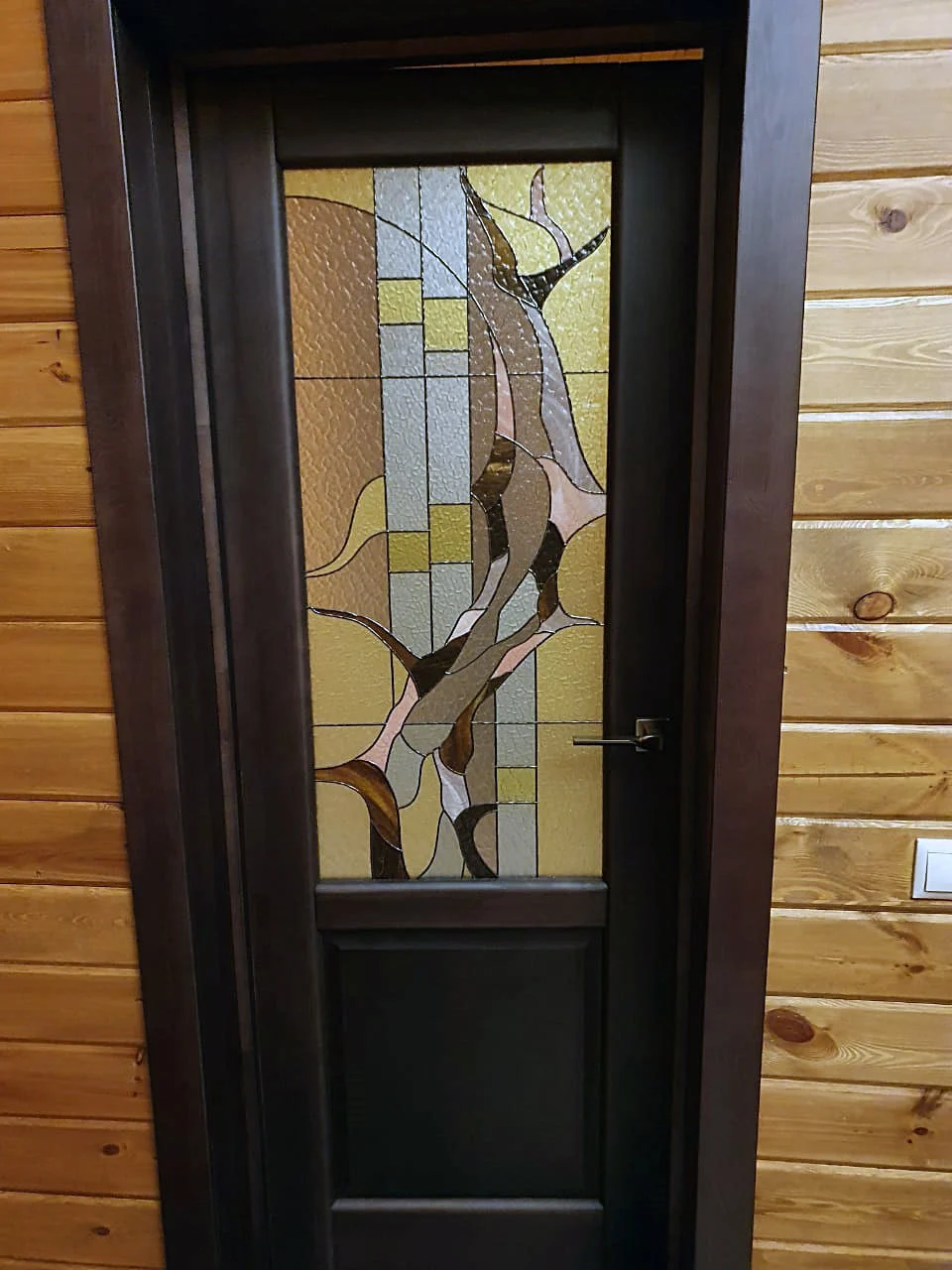 Идеальное совпадение цветовой гаммы дверного витража с внутренней отделкой дома из бруса
