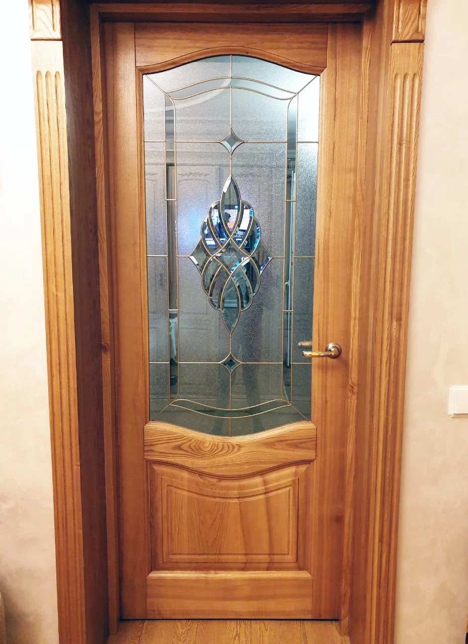 Витражная дверь - индивидуальный предмет изобразительного искусства