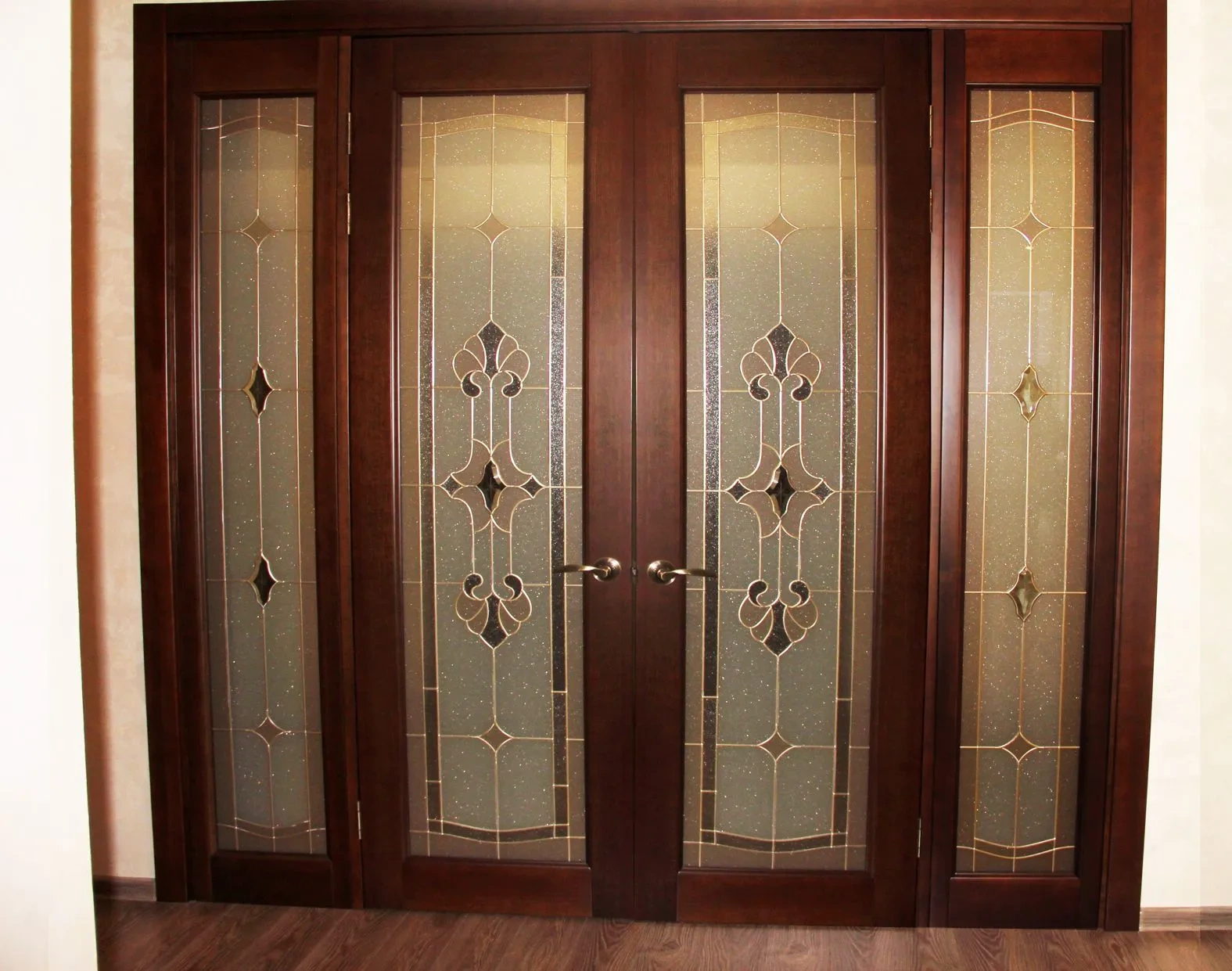 Витражная отделка дверей и дизайн интерьера созданы в едином стиле