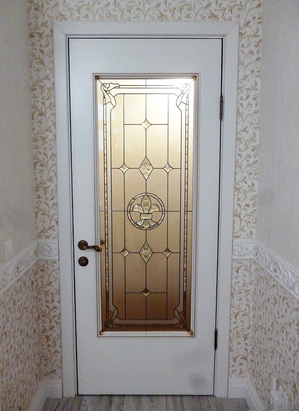 Витраж в готическом стиле для белой двери, и светлых оттенков интерьера