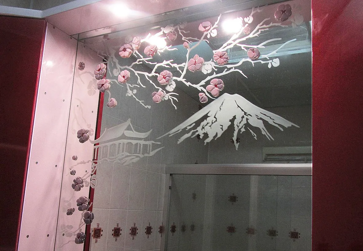 Зеркало в ванной с оригинальным декором