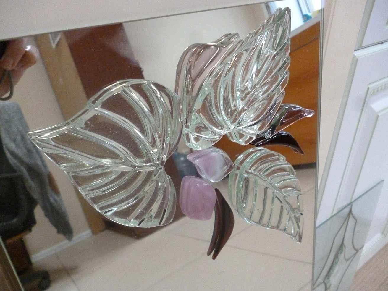 Фьюзинг листья из прозрачного стекла на зеркале в качестве украшения