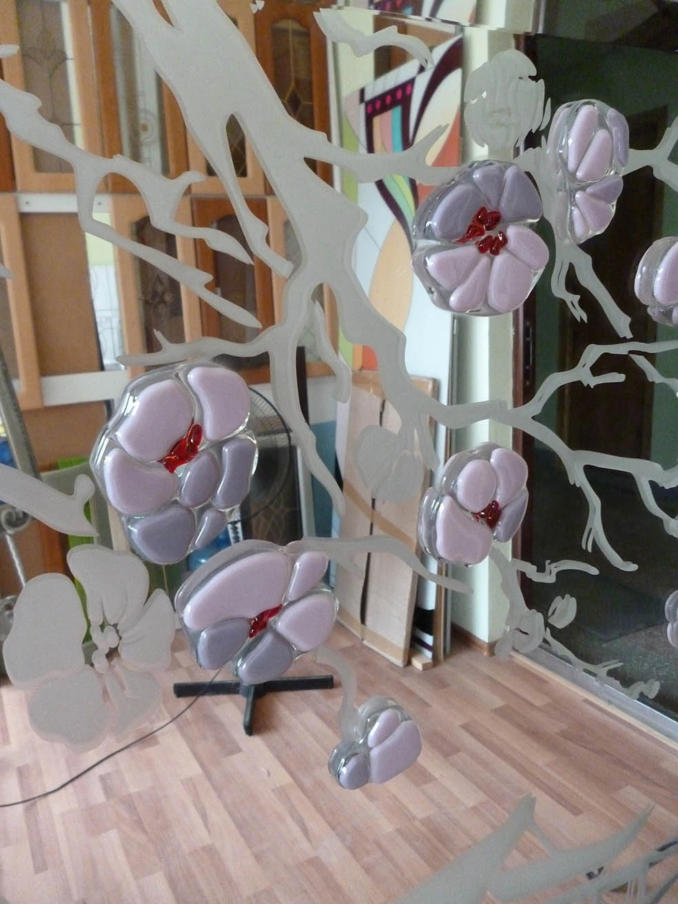 Цветы сакуры в нежно-розовых тонах из запеченного стекла