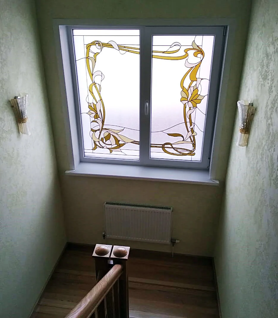Окно в межлестничном пролёте, декорированое плёночным витражом в стиле "Арт-нуво"