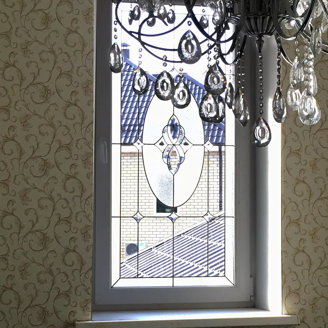 Фацетный витраж на стеклопакете в окне со стороны гостиной