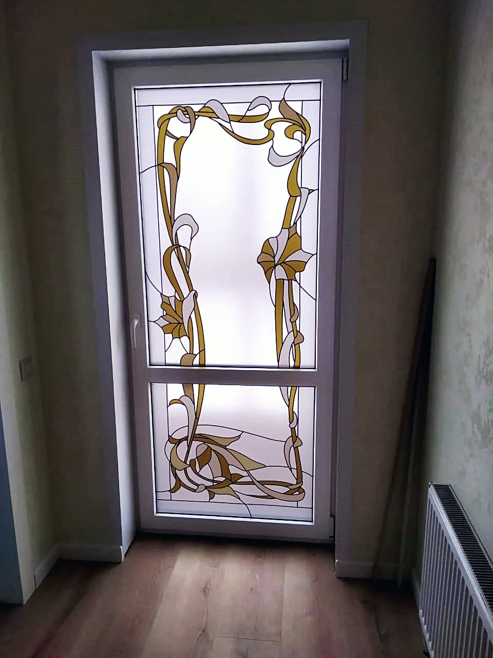 Витражный декор на балконной двери, в стиле "Арт-нуво"