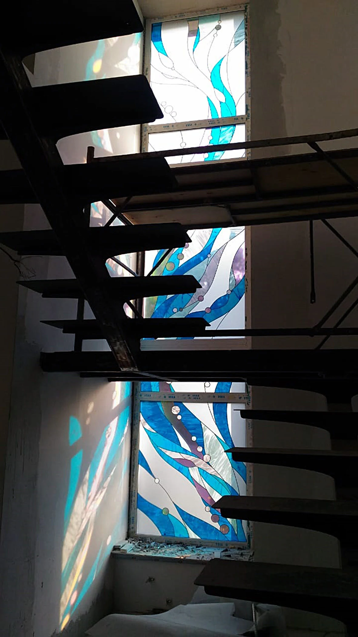 Витражное окно с абстрактным сюжетом "Ультрамарин", фото после установки стеклопакетов в окна