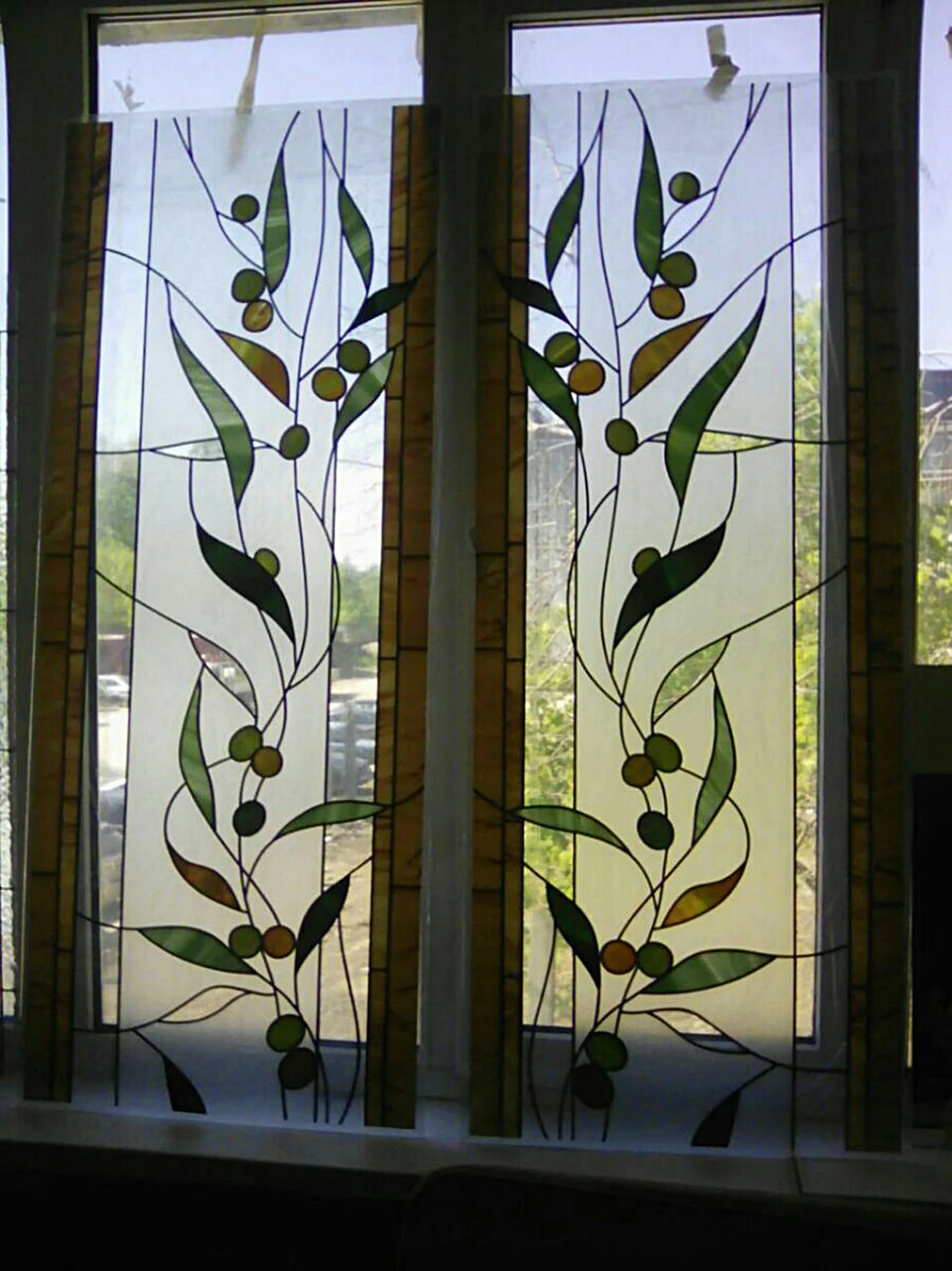 Витражное стекло герметично вставляется в стеклопакет внутрь, между наружными стеклами