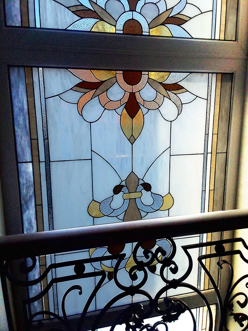 Паяный классический витраж на окне между этажами частного коттеджа