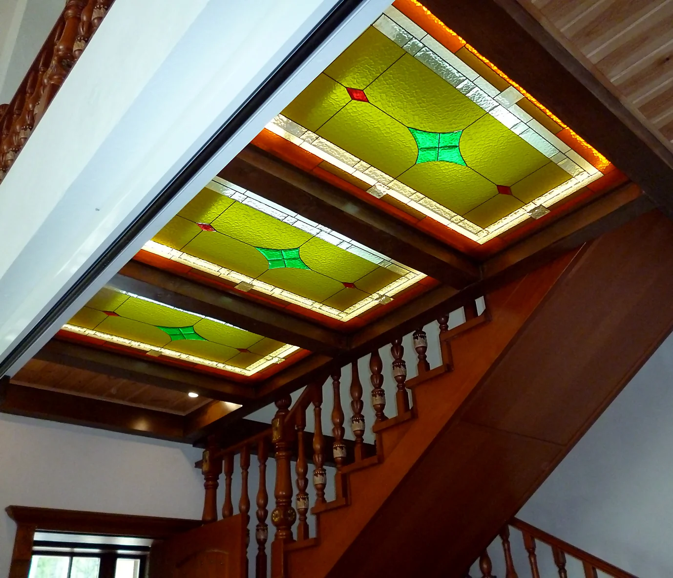 Яркие витражные стёкла на потолке в интерьере русский стиль
