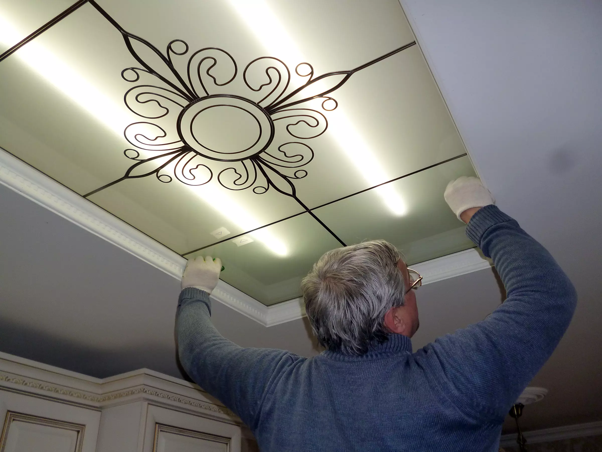 Установка витражных стекол в потолочные ниши  с подсветкой на кухне